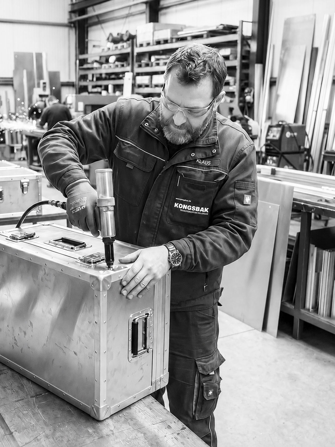 Mitarbeiter fertigt einen maßgeschneiderten Aluminiumkoffer in der KONGSBAK Werkstatt für industrielle Transportlösungen