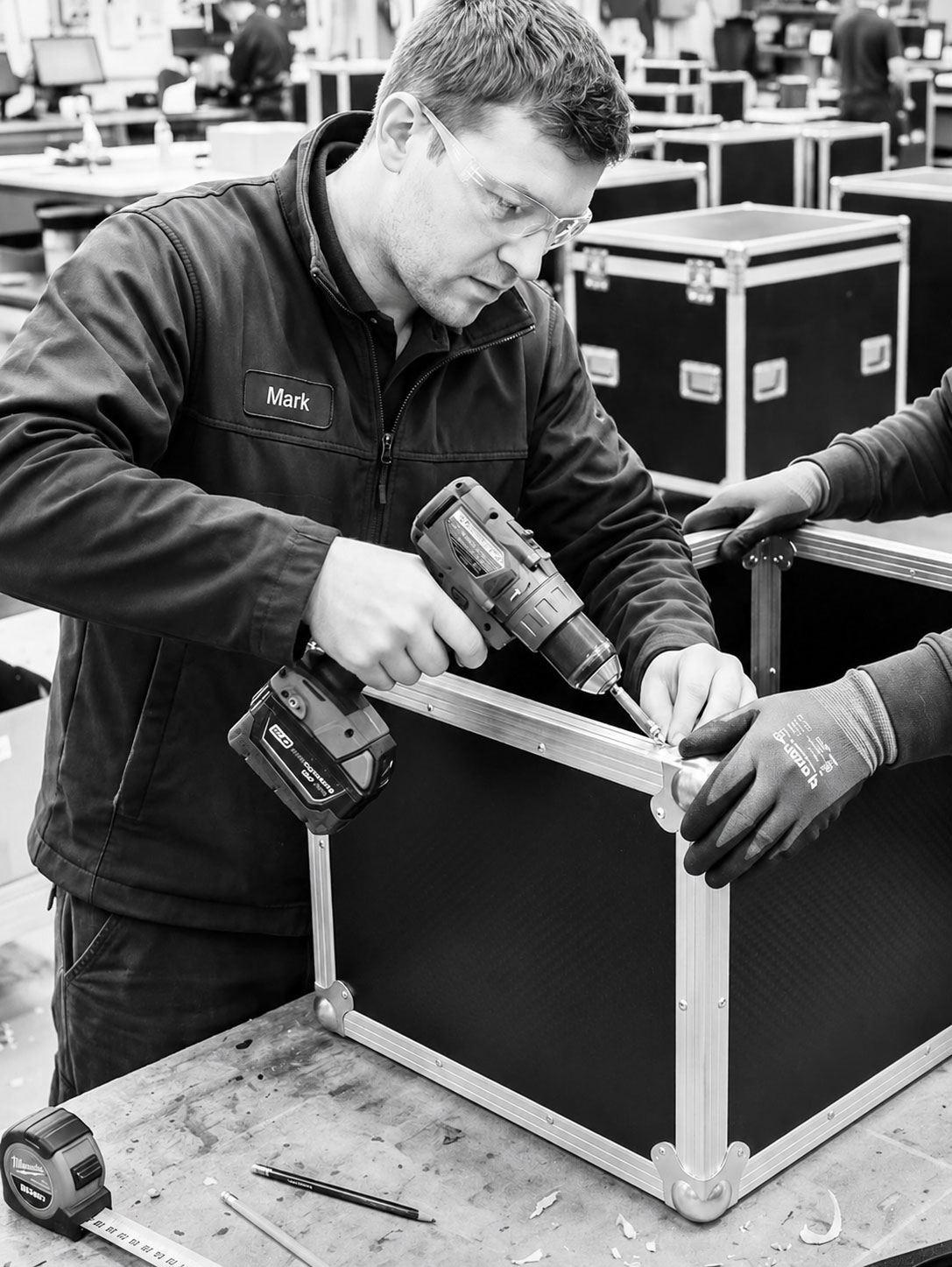 Mitarbeiter montiert einen maßgefertigten Transportkoffer mit Aluminiumrahmen in der KONGSBAK Produktion